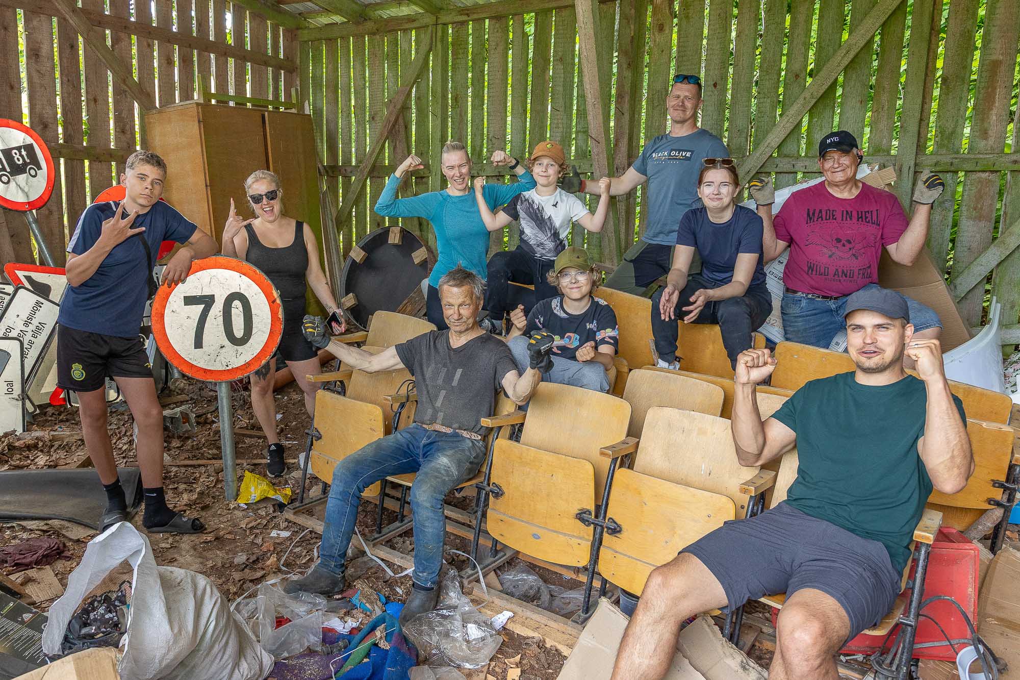 Vasakult: talgulised Bert Poola, Anete Apitius, Egle Kõva, Pärtel Ilisson,Patrik Ilisson, Mikk Saaron, Kadi Zopp, Vahur Lindenberg. Ees vasakult Aigar Ploom ja Ken Arula. Pildil olev kolakuur sai talgupäeva lõpuks vaba ruumi juurde. Nii mõnigi asi rändas prügimäele, kuid oli ka väärtuslikke leide, mida taaskasutada. FOTO: Aigar Nagel